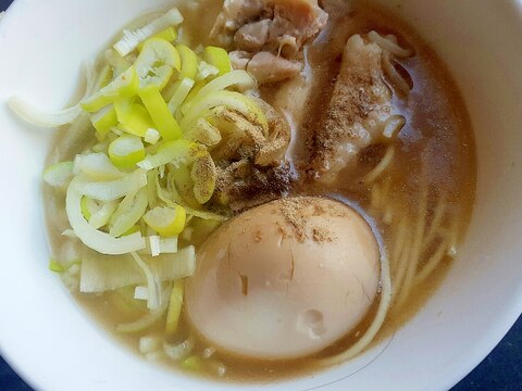 スープとトッピングで無駄なく味わう☆鶏ラーメン